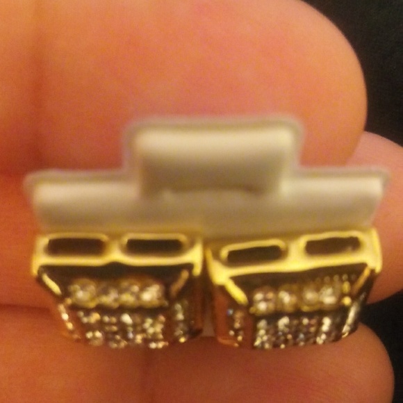 Men or women square studded earrings - Picture 4 of 4